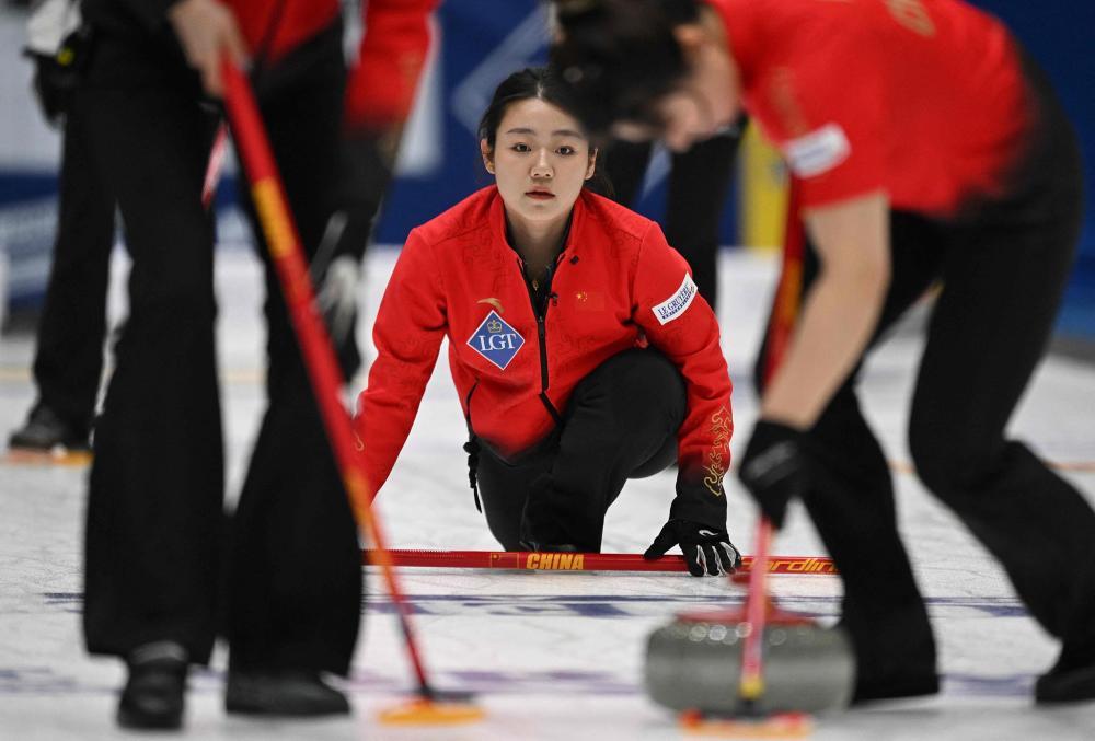 拉维亚开赛8分钟离场，球迷：他是我见过最易受伤的球员之一